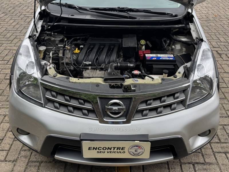 NISSAN - LIVINA - 2010/2011 - Prata - R$ 33.900,00