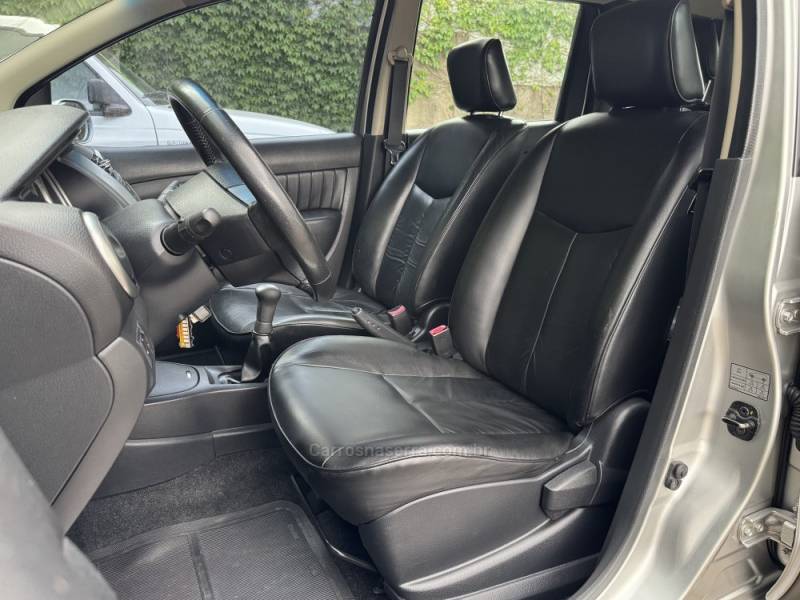 NISSAN - LIVINA - 2010/2011 - Prata - R$ 33.900,00
