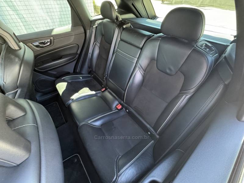 VOLVO - XC60 - 2018/2018 - Azul - R$ 155.900,00