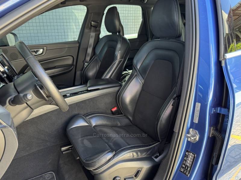 VOLVO - XC60 - 2018/2018 - Azul - R$ 155.900,00