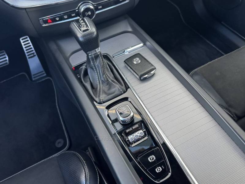 VOLVO - XC60 - 2018/2018 - Azul - R$ 155.900,00