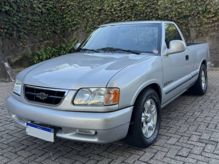 CHEVROLET - S10 - 1997/1998 - Prata - R$ 65.000,00