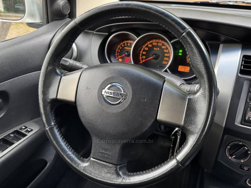 NISSAN - LIVINA - 2010/2011 - Prata - R$ 33.900,00