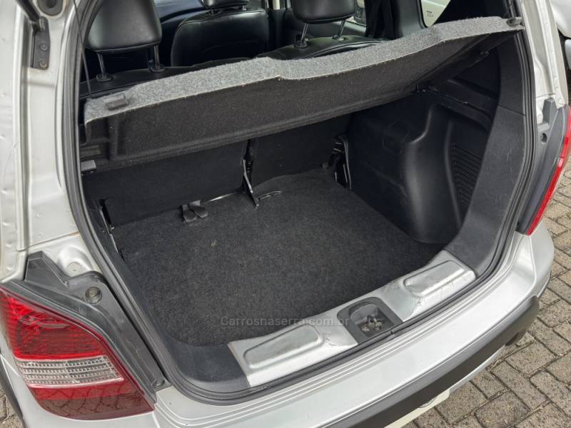 NISSAN - LIVINA - 2010/2011 - Prata - R$ 33.900,00