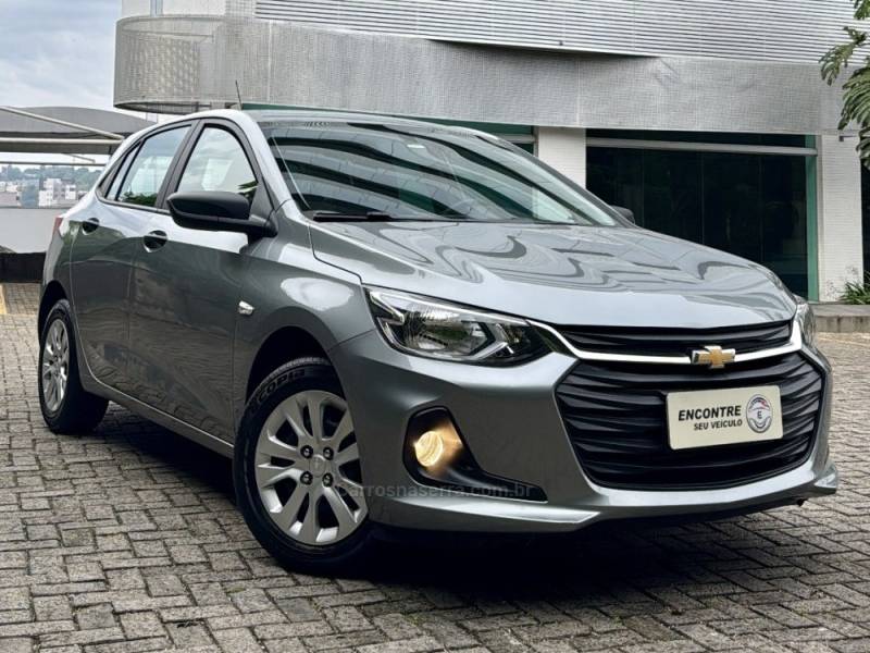 CHEVROLET - ONIX - 2023/2024 - Prata - R$ 85.900,00