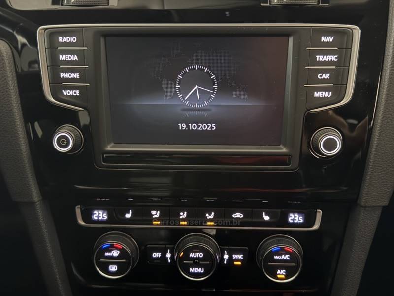 VOLKSWAGEN - GOLF - 2015/2016 - Branca - R$ 91.900,00