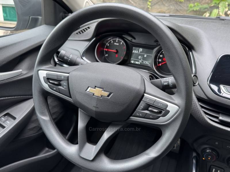 CHEVROLET - ONIX - 2023/2024 - Prata - R$ 85.900,00