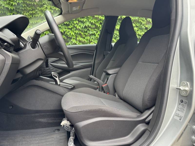 CHEVROLET - ONIX - 2023/2024 - Prata - R$ 85.900,00