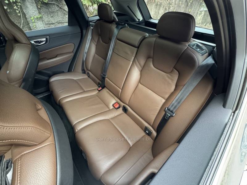 VOLVO - XC60 - 2020/2020 - Cinza - R$ 189.900,00