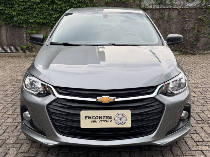 CHEVROLET - ONIX - 2023/2024 - Prata - R$ 85.900,00