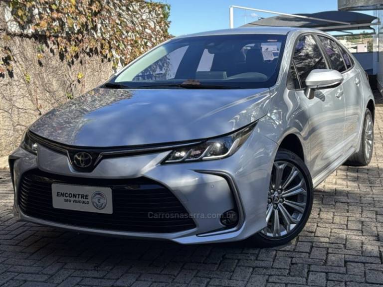 TOYOTA - COROLLA - 2022/2023 - Prata - R$ 135.000,00