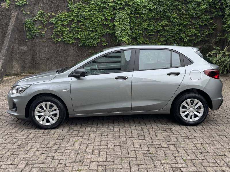 CHEVROLET - ONIX - 2023/2024 - Prata - R$ 85.900,00