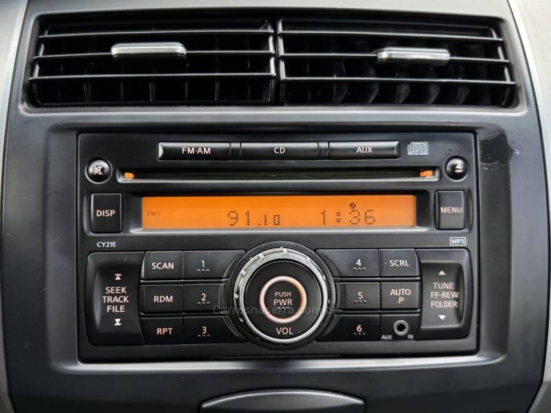 NISSAN - LIVINA - 2010/2011 - Prata - R$ 33.900,00