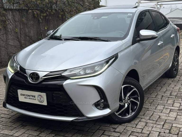 TOYOTA - YARIS - 2022/2023 - Prata - R$ 99.900,00
