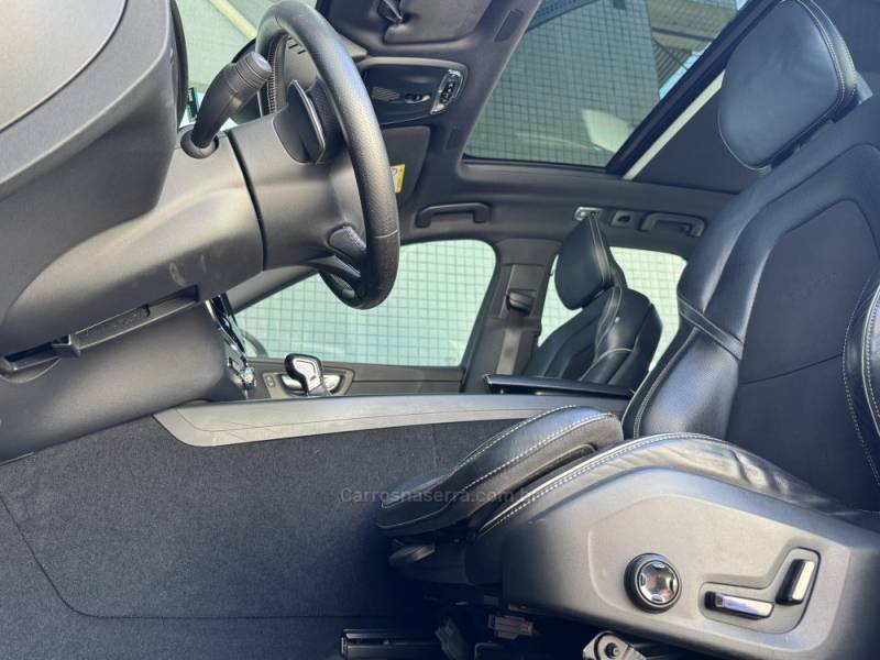 VOLVO - XC60 - 2018/2018 - Azul - R$ 155.900,00