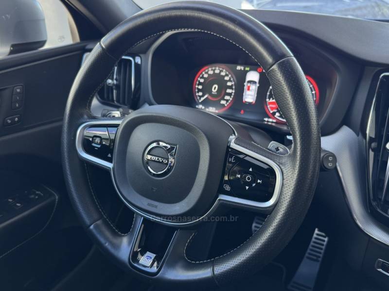 VOLVO - XC60 - 2018/2018 - Azul - R$ 155.900,00