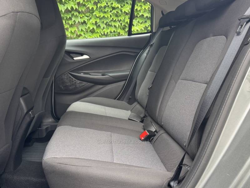 CHEVROLET - ONIX - 2023/2024 - Prata - R$ 85.900,00