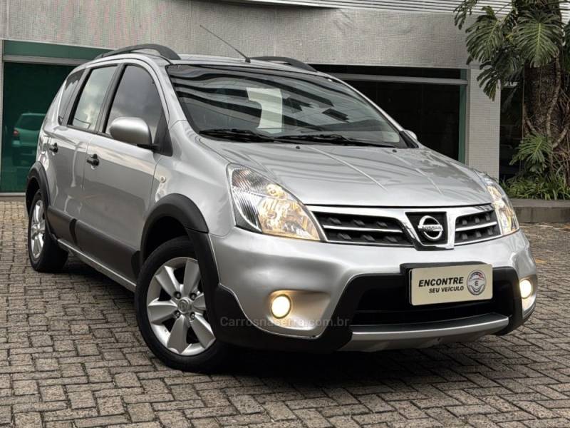 NISSAN - LIVINA - 2010/2011 - Prata - R$ 33.900,00