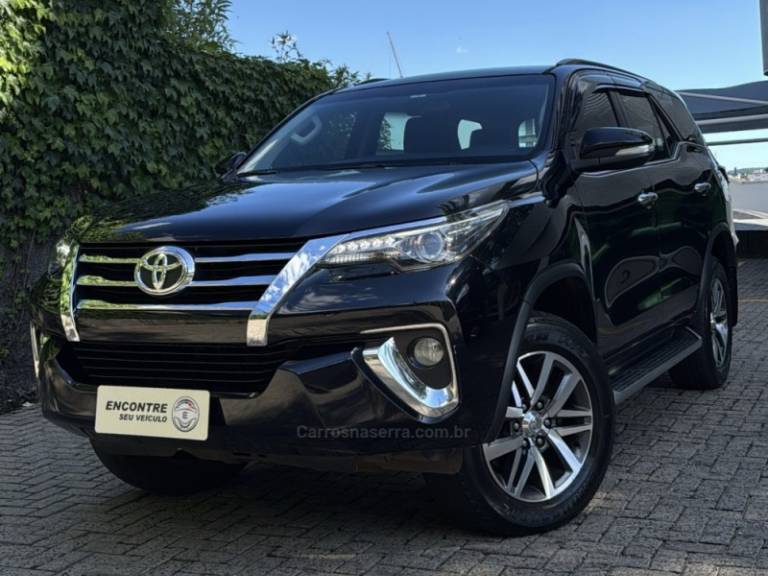 TOYOTA - HILUX SW4 - 2017/2017 - Preta - R$ 208.000,00