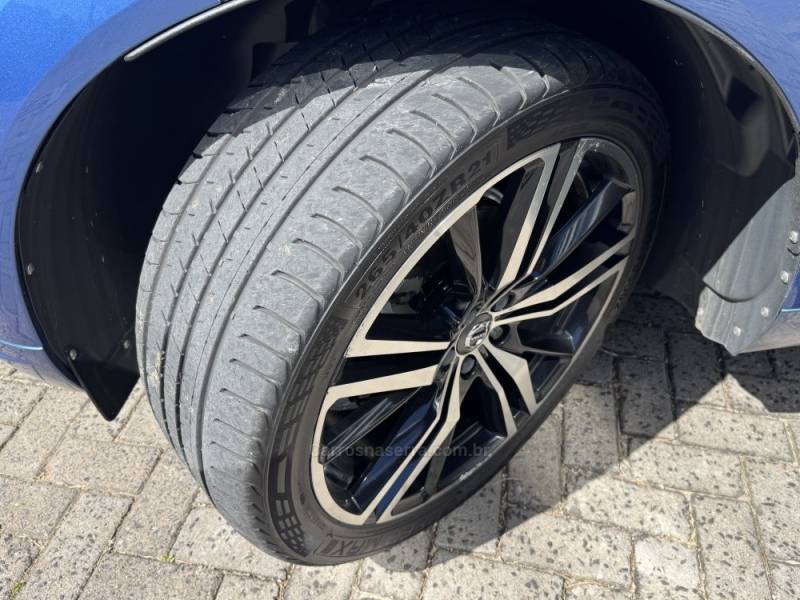 VOLVO - XC60 - 2018/2018 - Azul - R$ 155.900,00