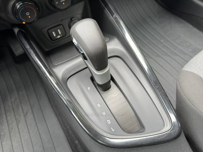 CHEVROLET - ONIX - 2023/2024 - Prata - R$ 85.900,00