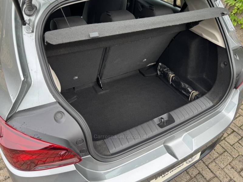 CHEVROLET - ONIX - 2023/2024 - Prata - R$ 85.900,00