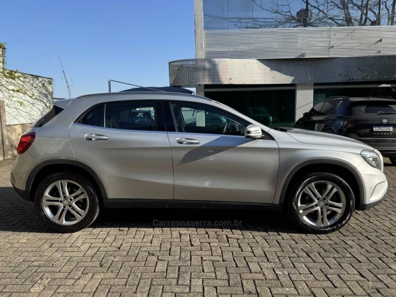 MERCEDES-BENZ - GLA 200 - 2017/2017 - Prata - R$ 129.900,00