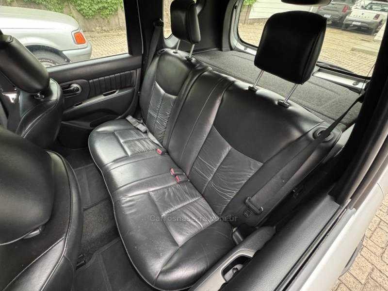 NISSAN - LIVINA - 2010/2011 - Prata - R$ 33.900,00