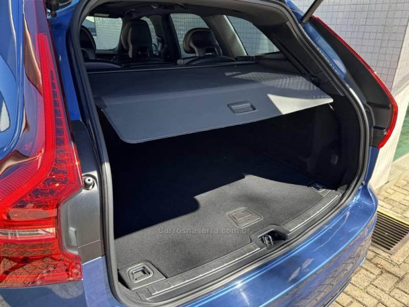 VOLVO - XC60 - 2018/2018 - Azul - R$ 155.900,00