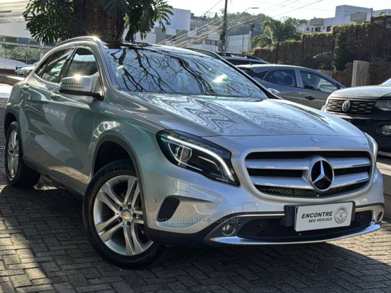 MERCEDES-BENZ - GLA 200 - 2017/2017 - Prata - R$ 129.900,00