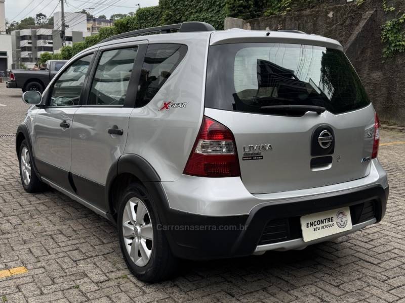 NISSAN - LIVINA - 2010/2011 - Prata - R$ 33.900,00