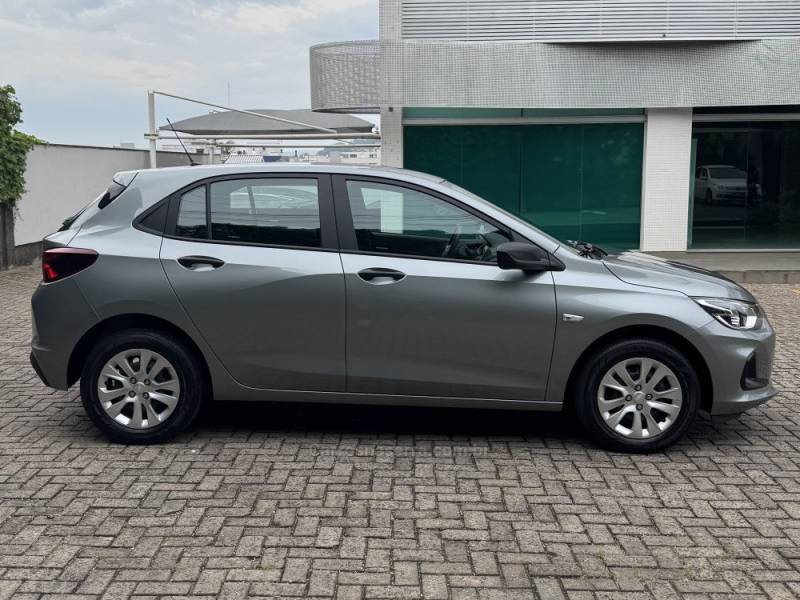 CHEVROLET - ONIX - 2023/2024 - Prata - R$ 85.900,00