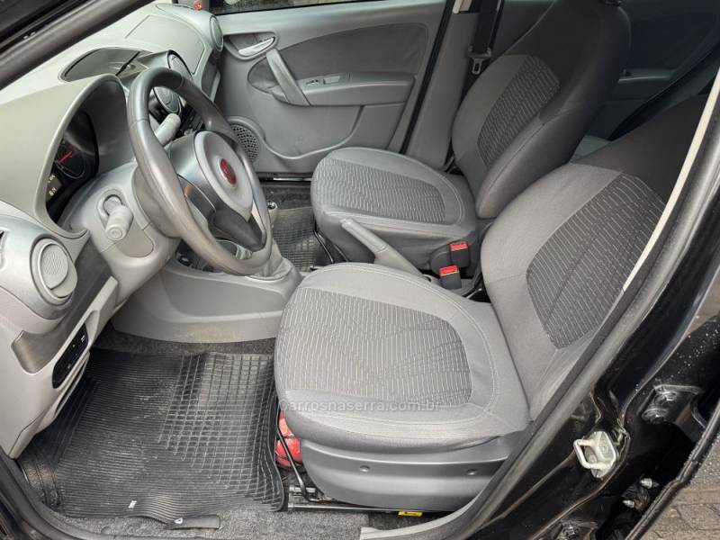 FIAT - PALIO - 2015/2015 - Preta - R$ 39.900,00