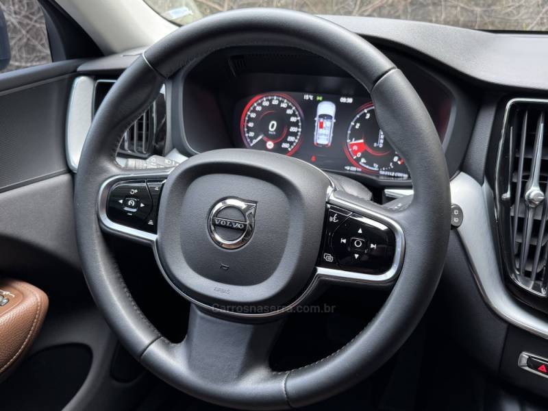 VOLVO - XC60 - 2020/2020 - Cinza - R$ 189.900,00