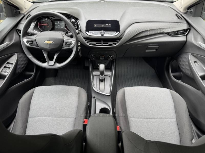 CHEVROLET - ONIX - 2023/2024 - Prata - R$ 85.900,00