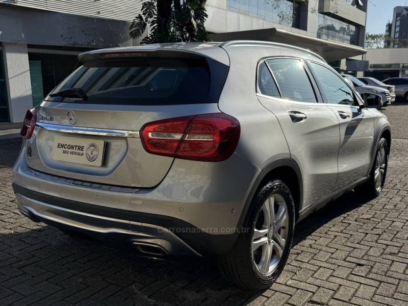 MERCEDES-BENZ - GLA 200 - 2017/2017 - Prata - R$ 129.900,00