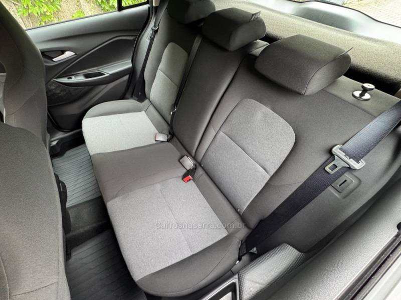 CHEVROLET - ONIX - 2023/2024 - Prata - R$ 85.900,00