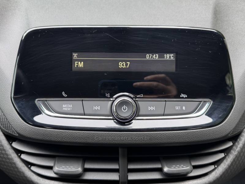 CHEVROLET - ONIX - 2023/2024 - Prata - R$ 85.900,00