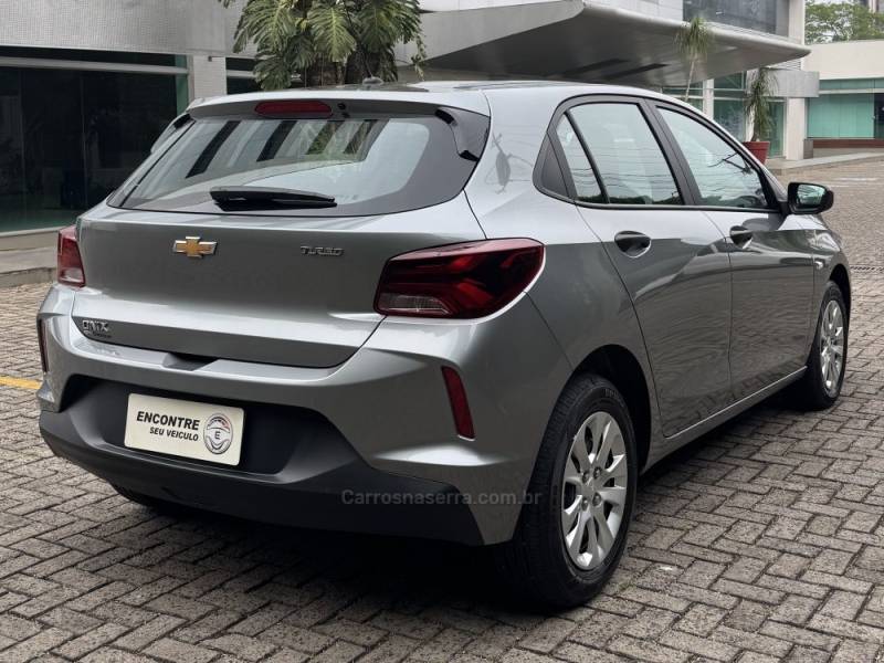 CHEVROLET - ONIX - 2023/2024 - Prata - R$ 85.900,00