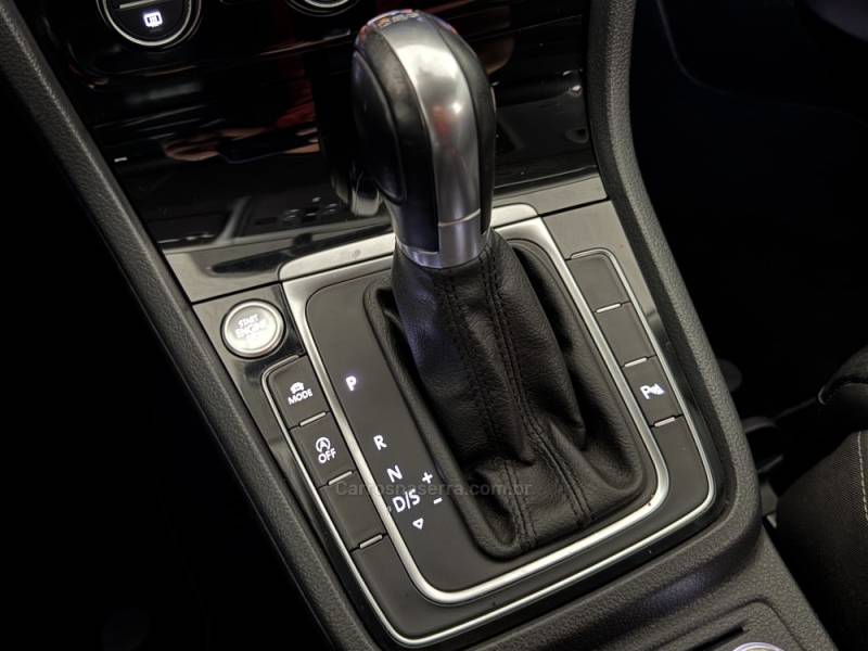 VOLKSWAGEN - GOLF - 2015/2016 - Branca - R$ 91.900,00