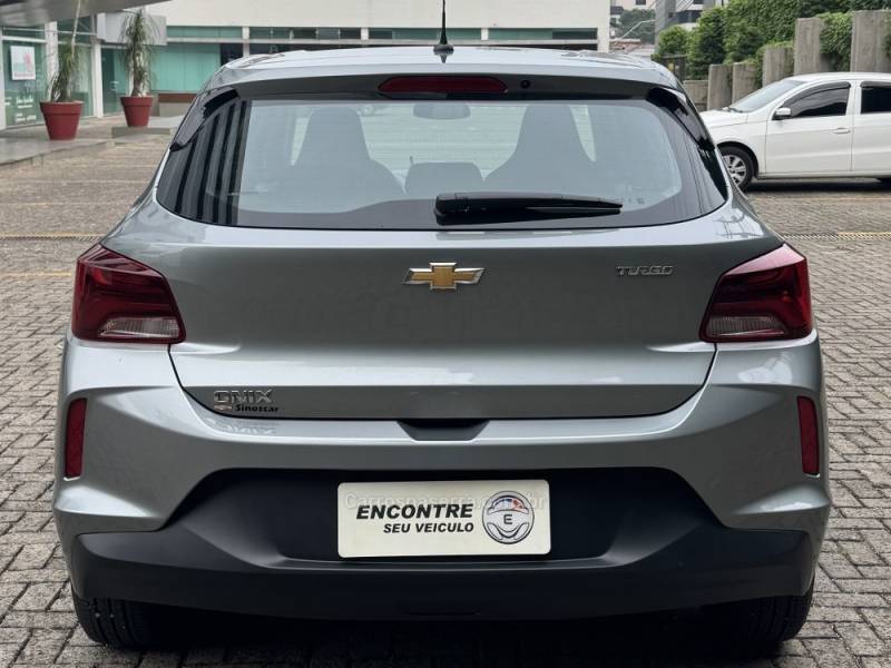 CHEVROLET - ONIX - 2023/2024 - Prata - R$ 85.900,00