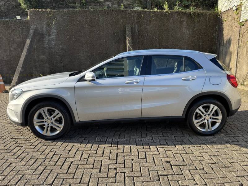 MERCEDES-BENZ - GLA 200 - 2017/2017 - Prata - R$ 129.900,00